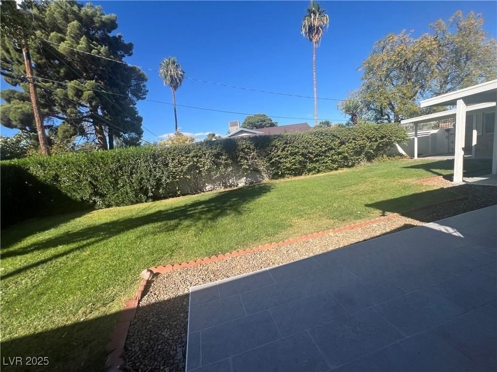 1650 Waldman Ave - Photo 3 of 32