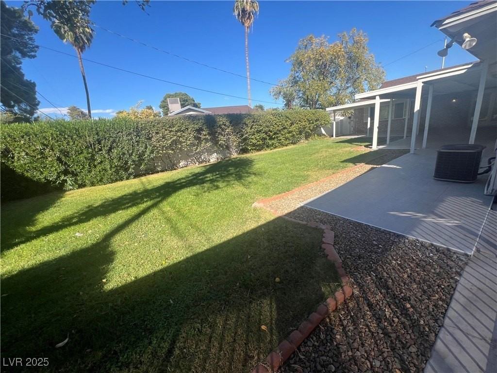 1650 Waldman Ave - Photo 4 of 32