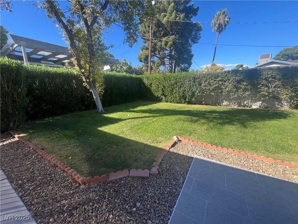 1650 Waldman Ave - Photo 6 of 32