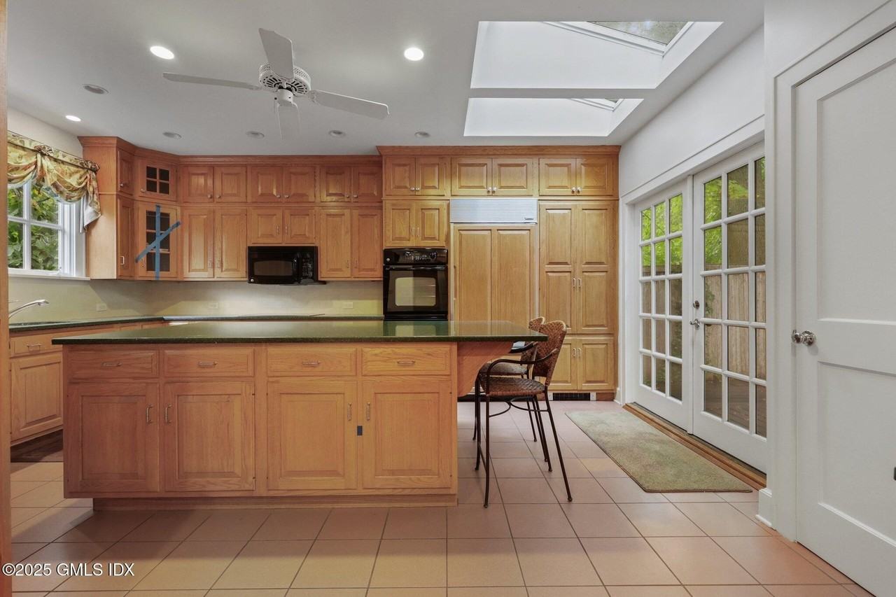 11 Stanwich Rd - Photo 6 of 28