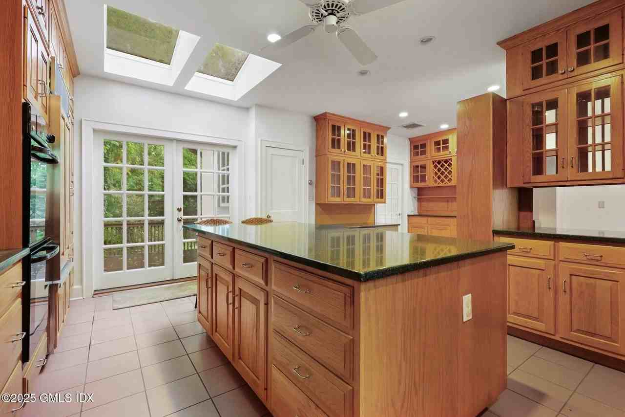 11 Stanwich Rd - Photo 7 of 28