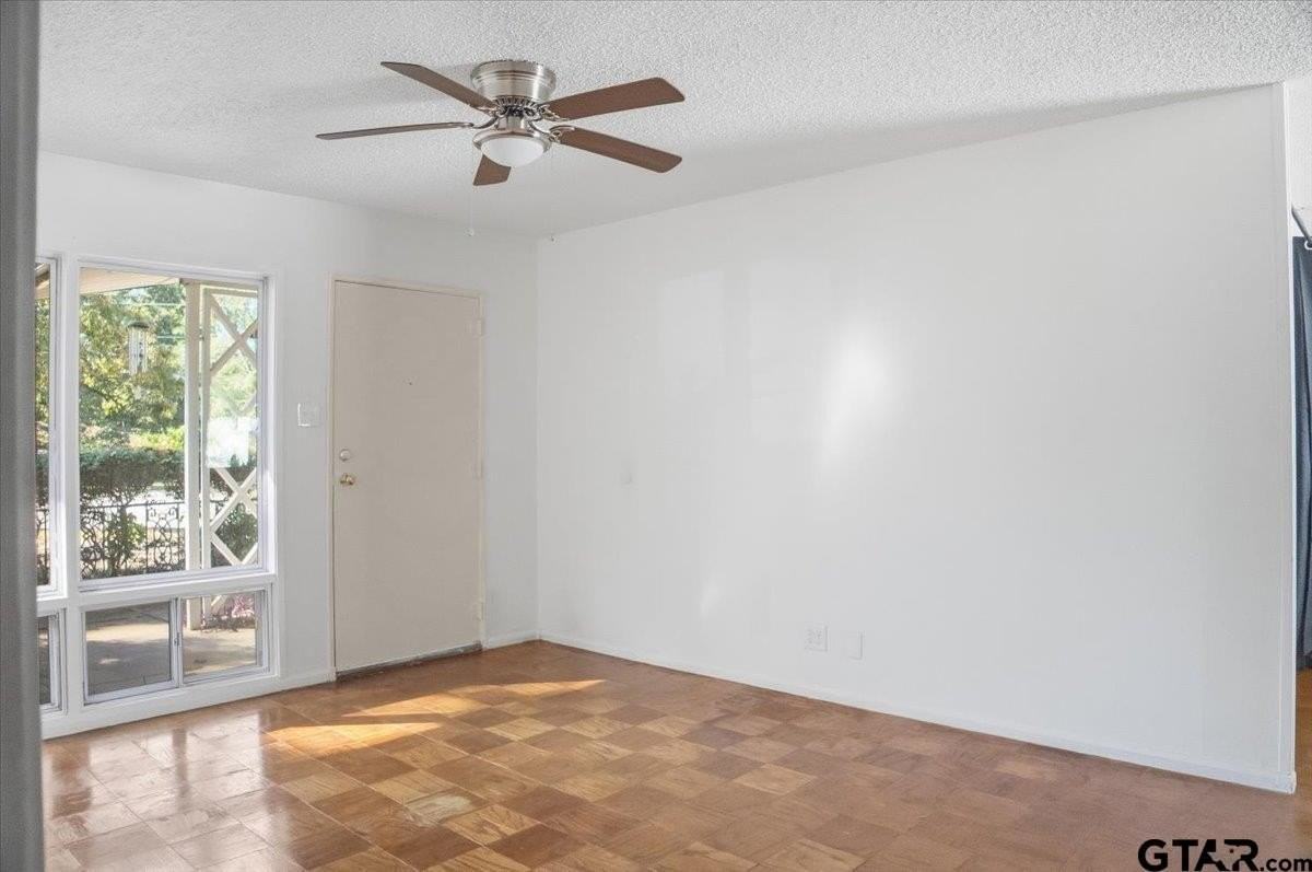 1835 Melba Dr - Photo 5 of 28