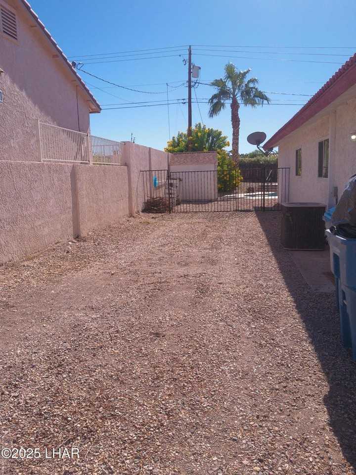 2932 Saratoga Ave - Photo 2 of 43