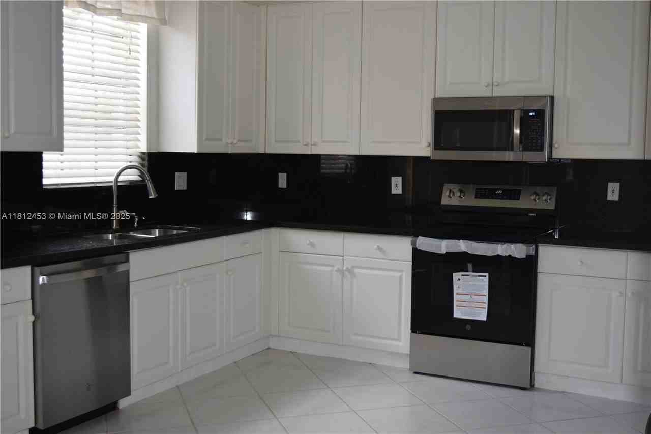 991 Crestview Cir - Photo 4 of 50