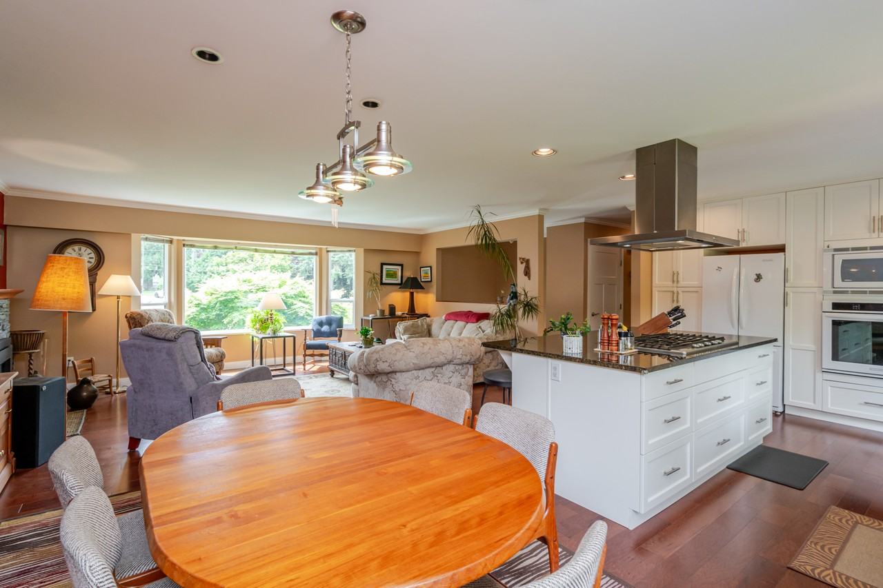 9756 Crown Cres - Photo 4 of 20