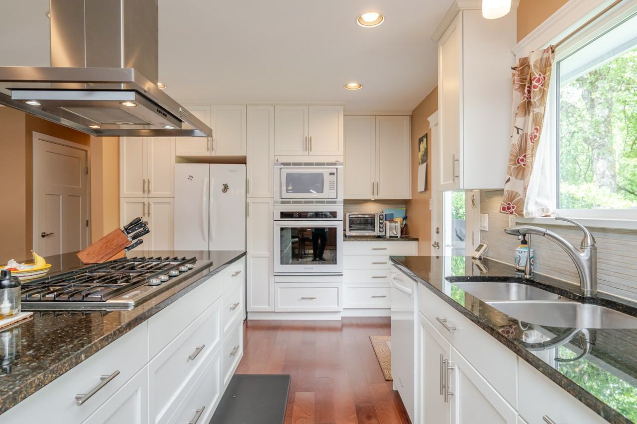 9756 Crown Cres - Photo 6 of 20