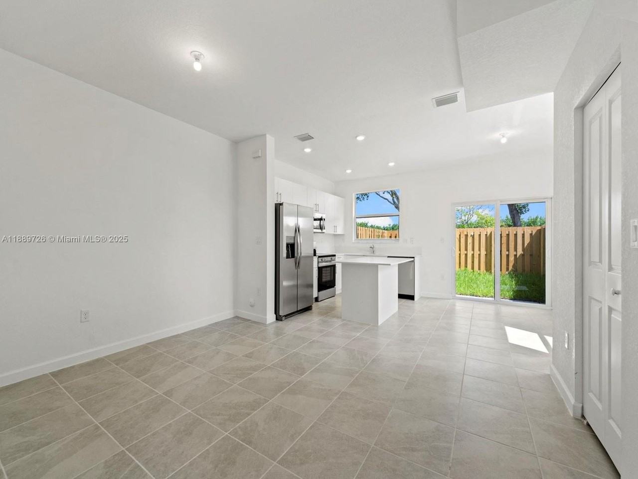 1501 Se 27th Rd - Photo 3 of 9