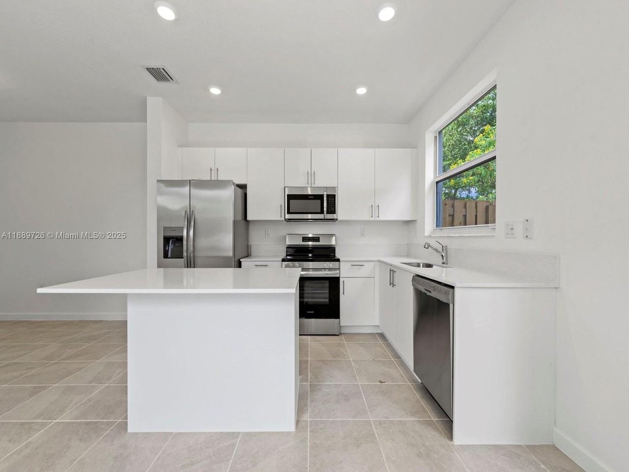 1501 Se 27th Rd - Photo 4 of 9