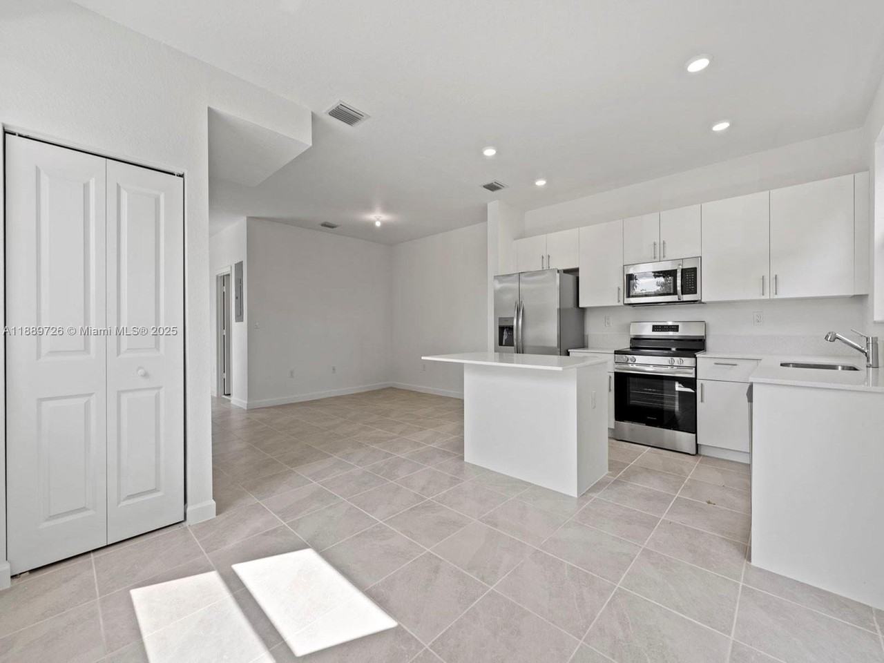 1501 Se 27th Rd - Photo 5 of 9