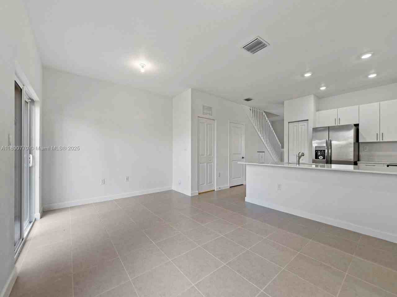 1521 Se 27th Rd - Photo 4 of 7