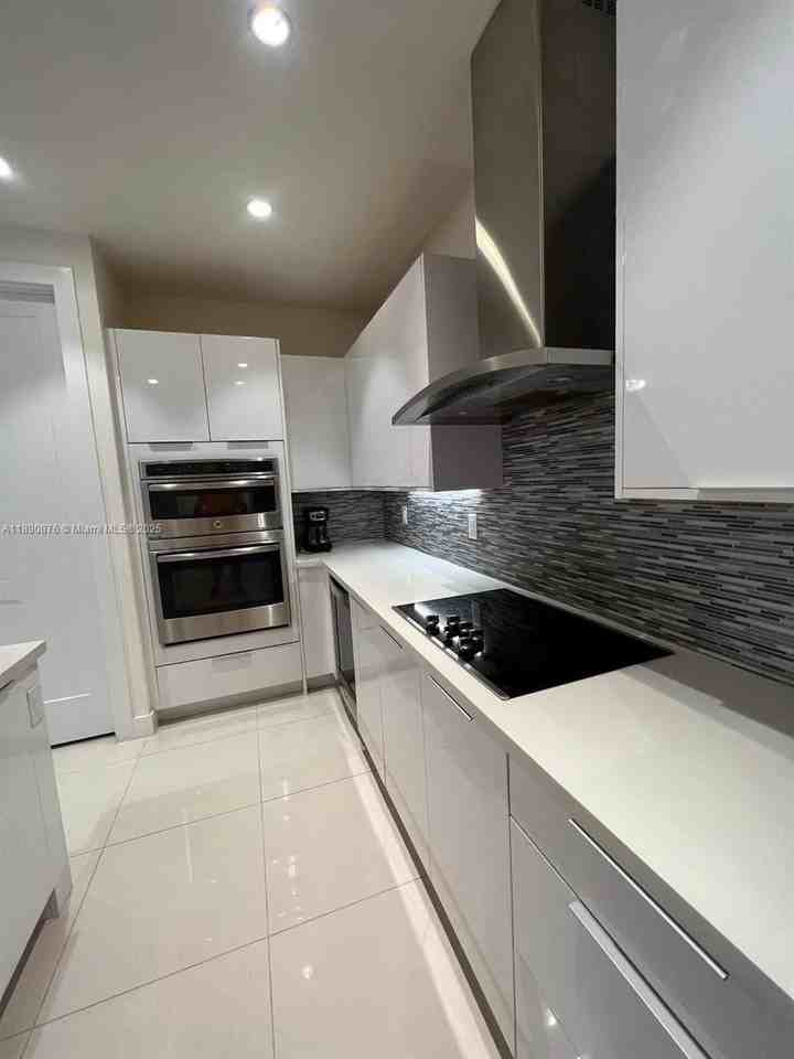 10422 Nw 64th Ter - Photo 2 of 17