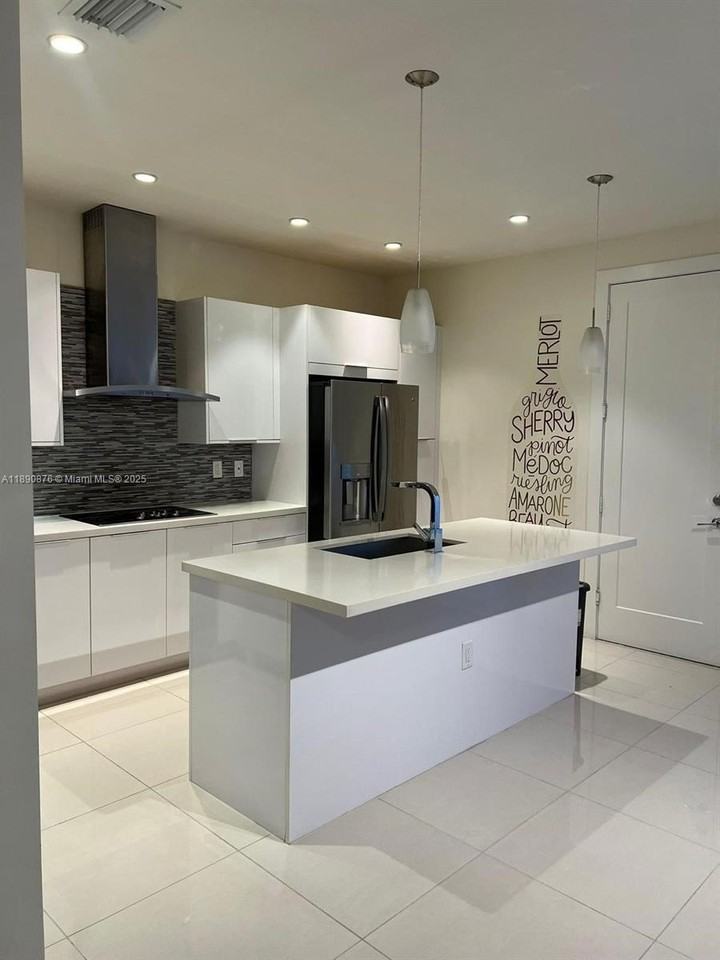 10422 Nw 64th Ter - Photo 4 of 17