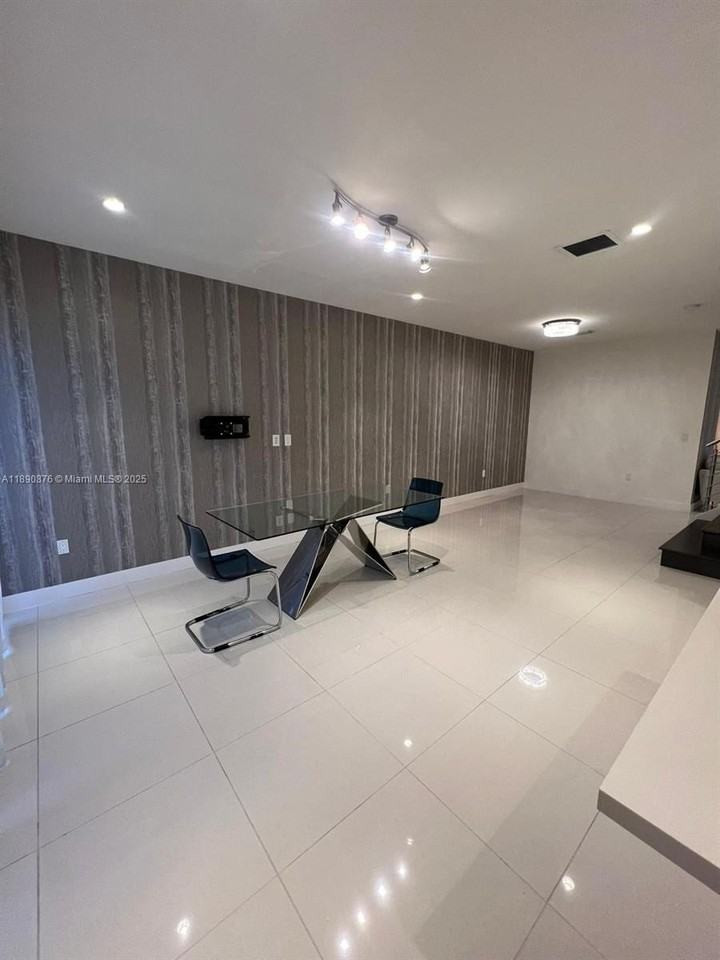 10422 Nw 64th Ter - Photo 6 of 17