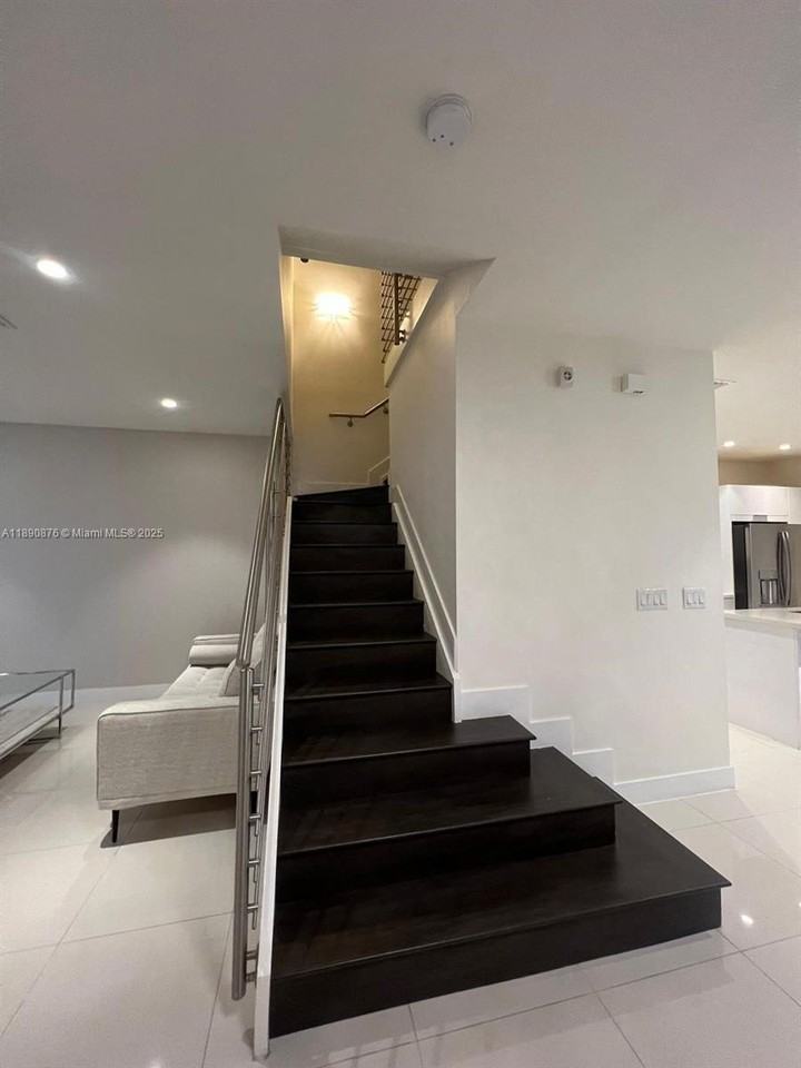 10422 Nw 64th Ter - Photo 7 of 17