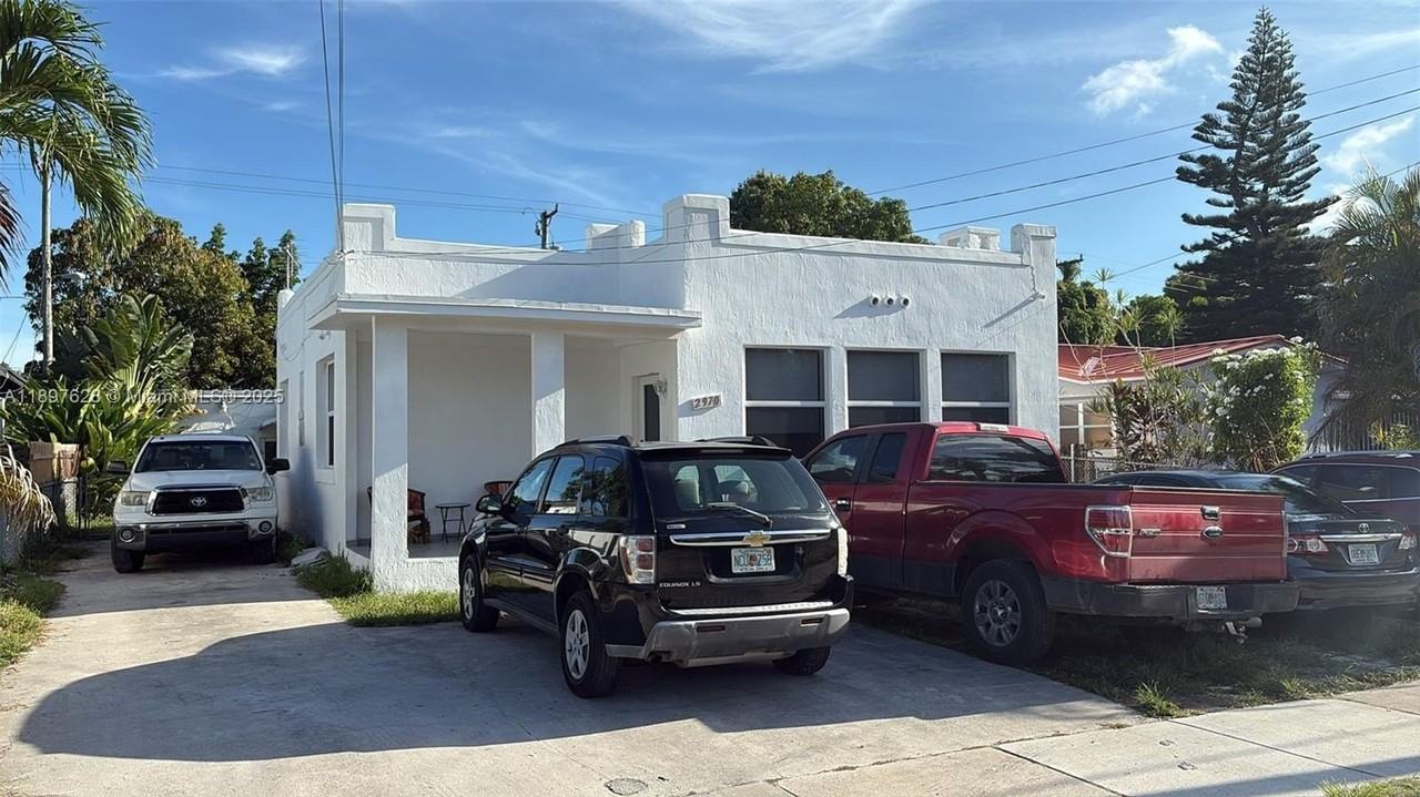 2970 Sw 13th St #1 - Photo 3 of 3