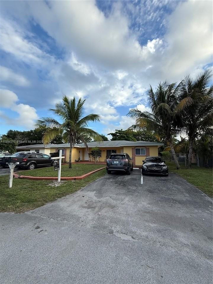 1450 Nw 20th Ct #1-2 - Photo 2 of 7