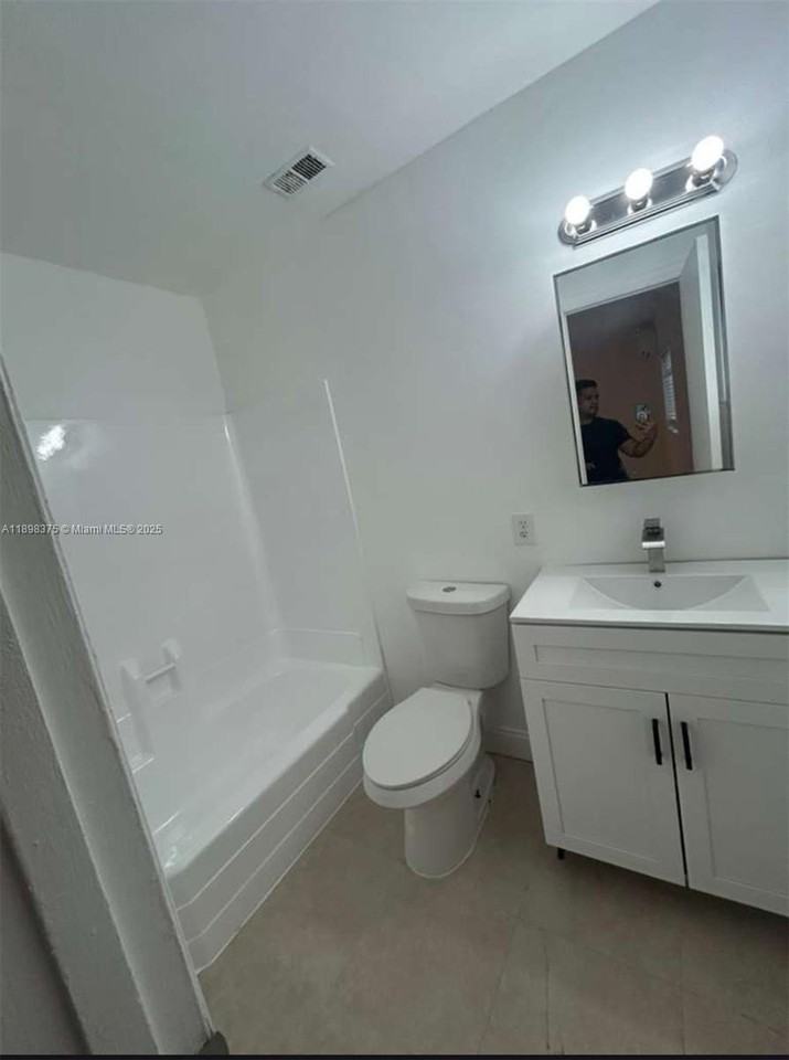 1450 Nw 20th Ct #1-2 - Photo 6 of 7