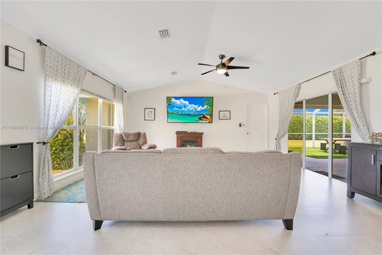 15300 Sw 164th St - Photo 3 of 39