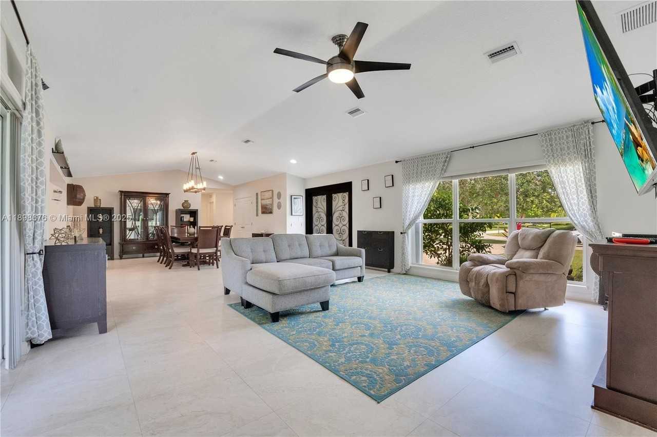 15300 Sw 164th St - Photo 4 of 39