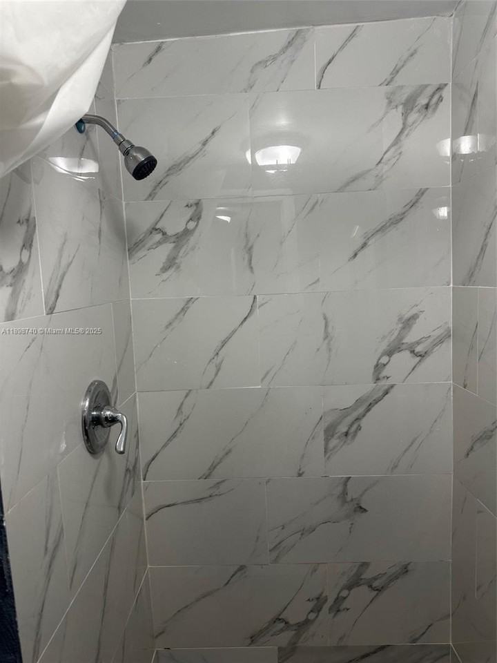 1041 Nw 196th St #REAR - Photo 5 of 5