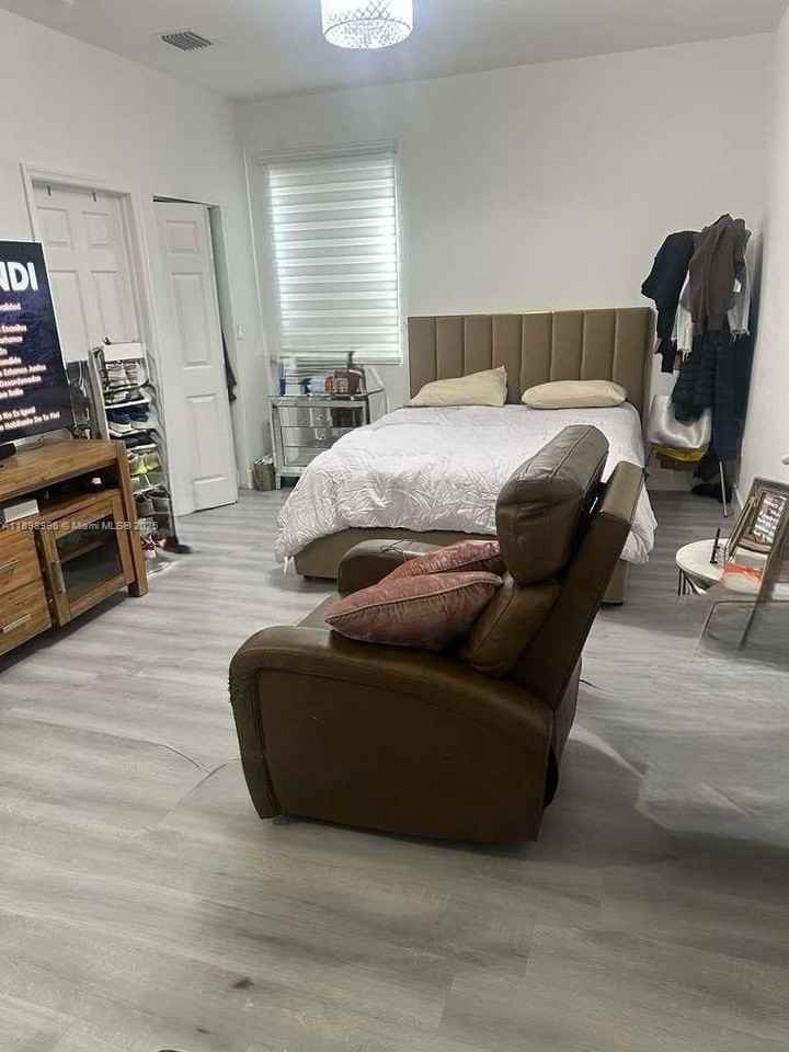 17154 Southwest 93rd Street - Photo 5 of 9