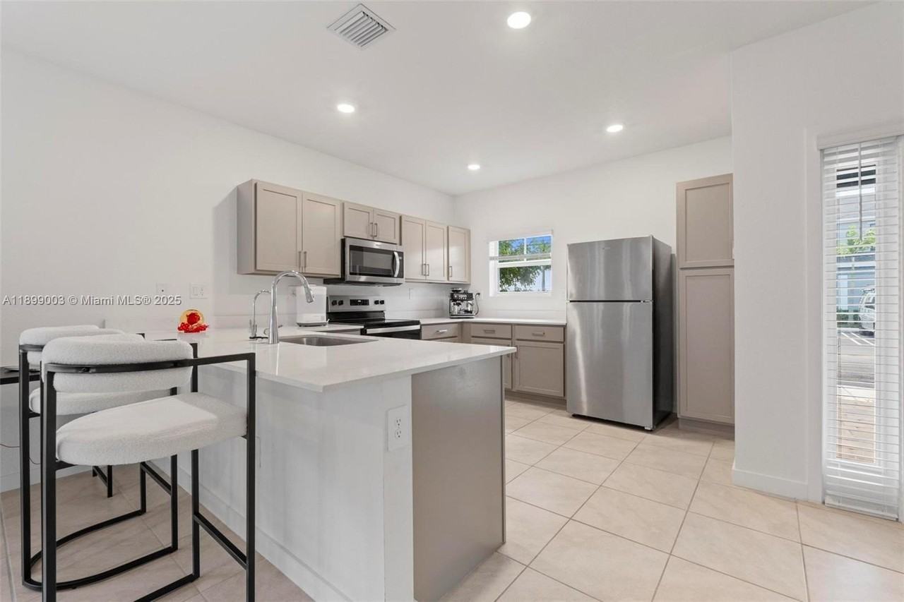 377 Ne 1st Dr - Photo 5 of 30