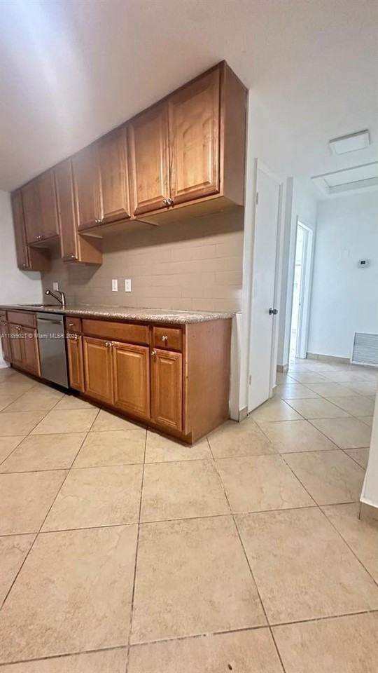 1753 Ne 18th St #1755 - Photo 6 of 13