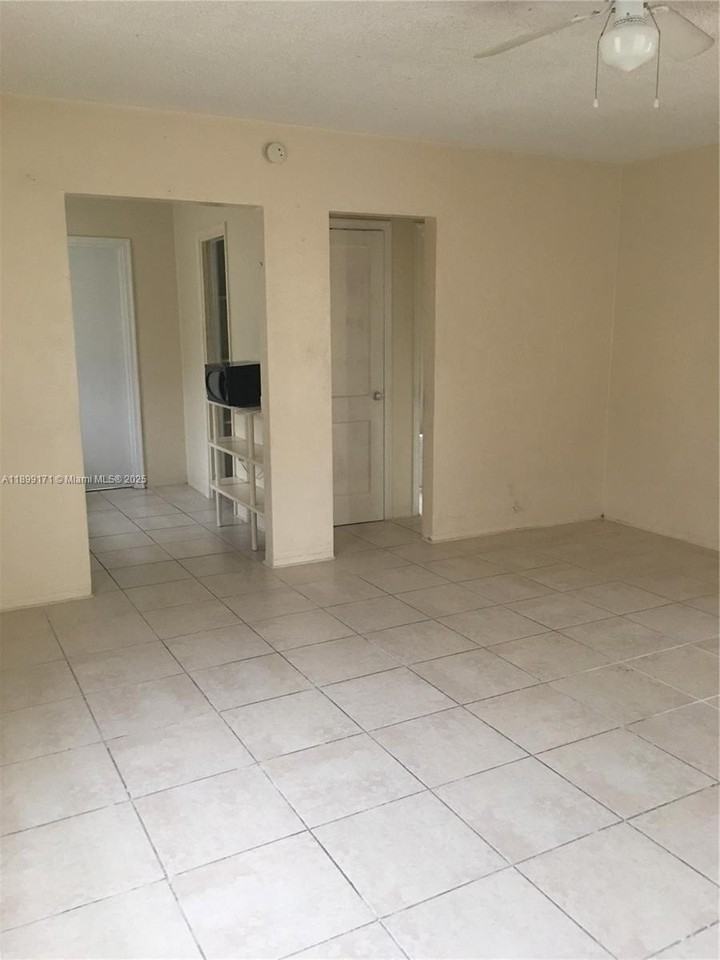 1915 Fletcher St #W2 - Photo 3 of 8