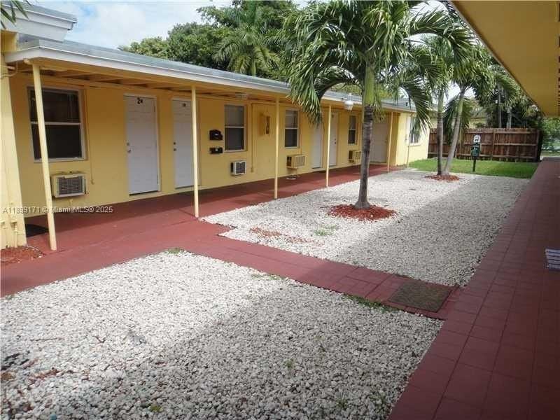 1915 Fletcher St #W2 - Photo 7 of 8