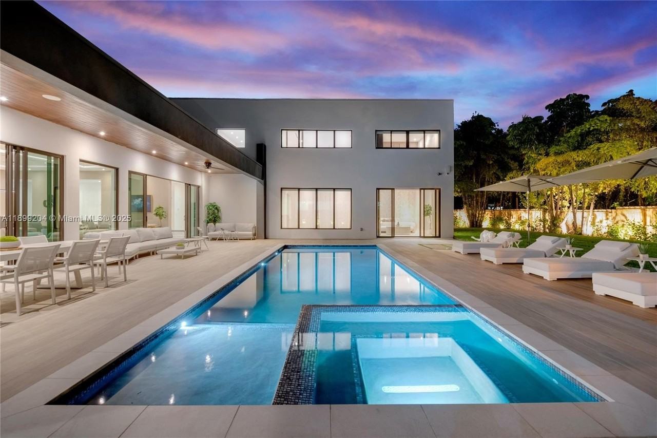 2110 Ne 197th Ter - Photo 3 of 50