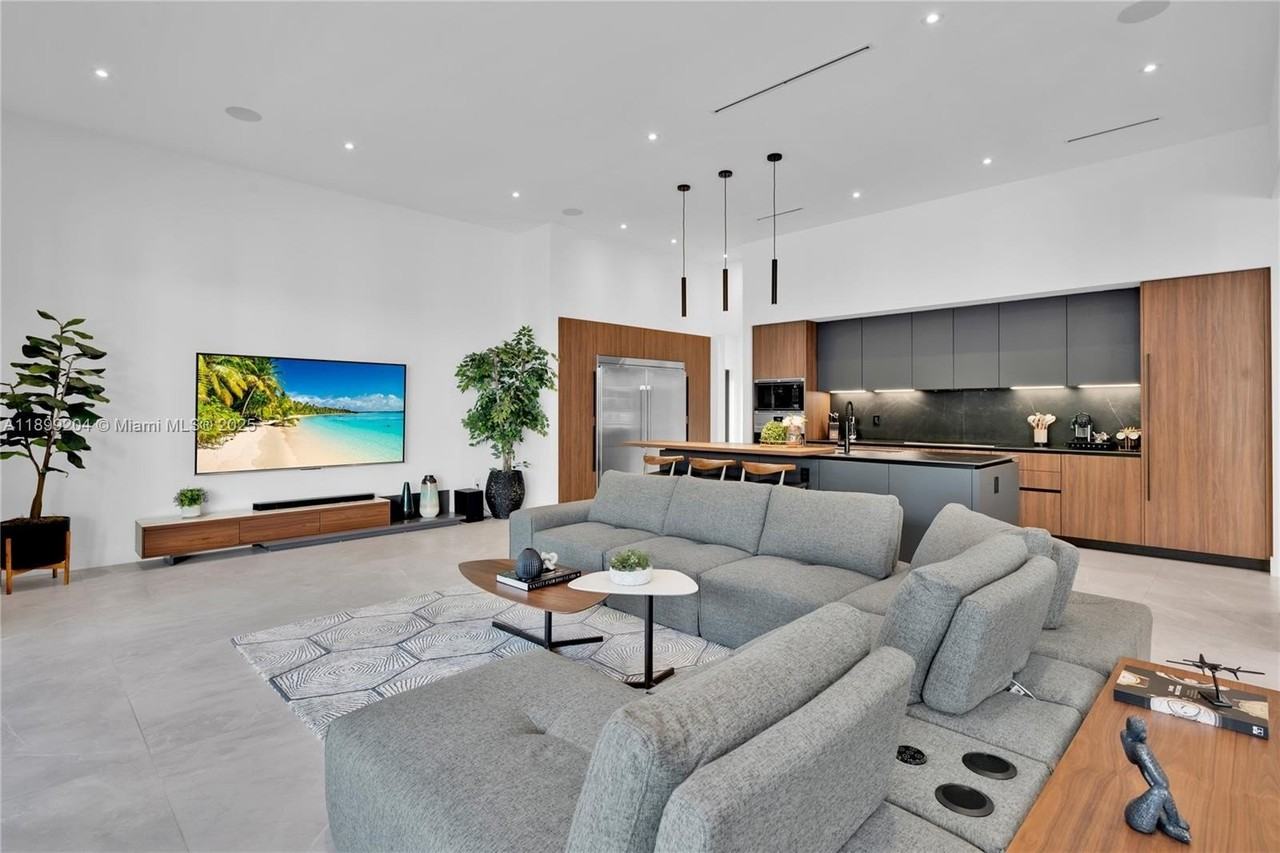 2110 Ne 197th Ter - Photo 6 of 50