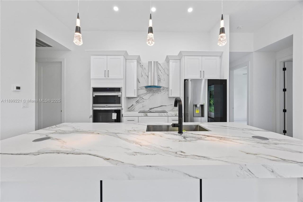 3111 17th St W - Photo 4 of 34