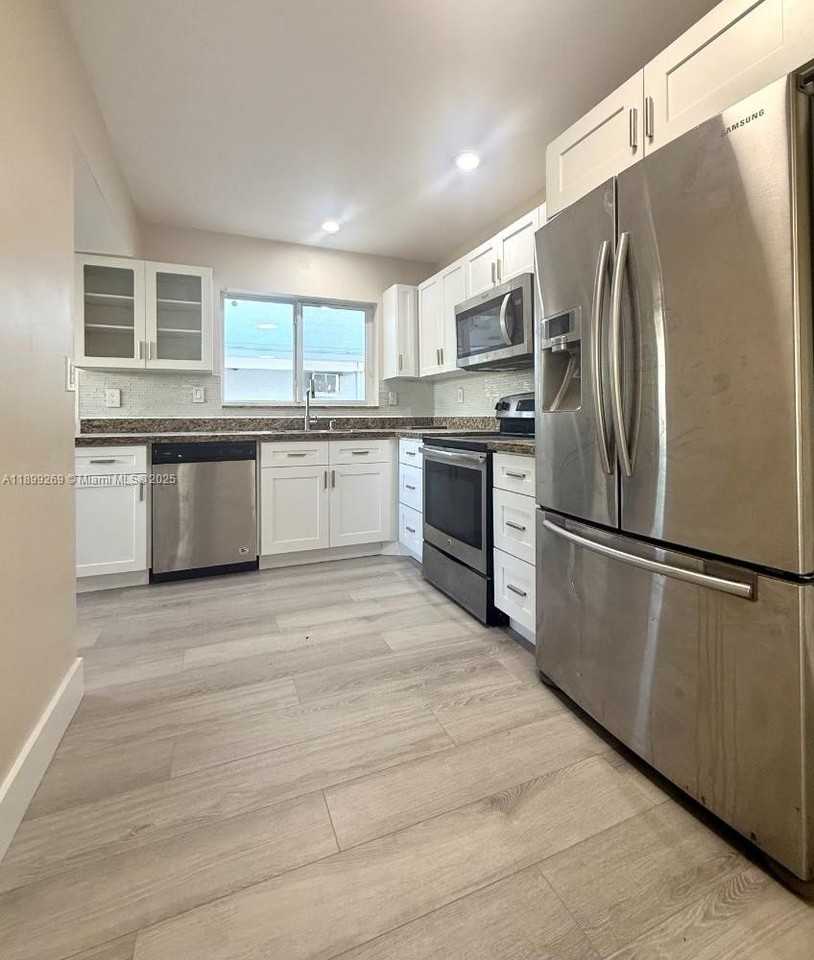 716 Northeast 7th Street #1 - Photo 3 of 30