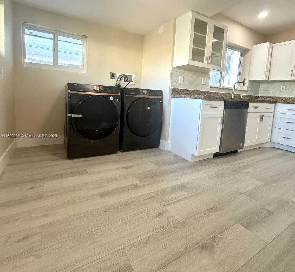 716 Northeast 7th Street #1 - Photo 5 of 30