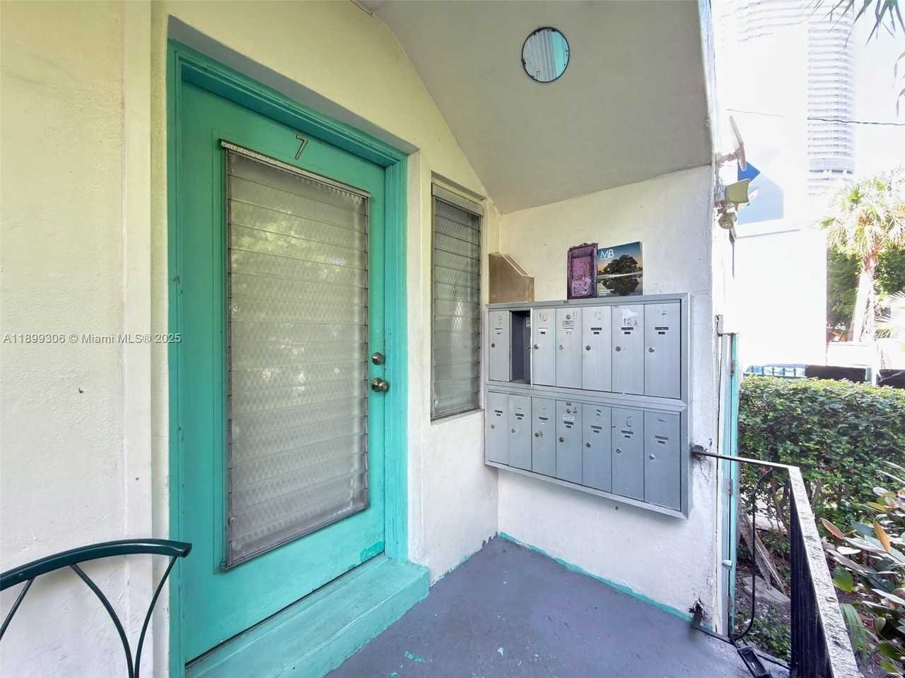 544 Michigan Ave #7 - Photo 4 of 17