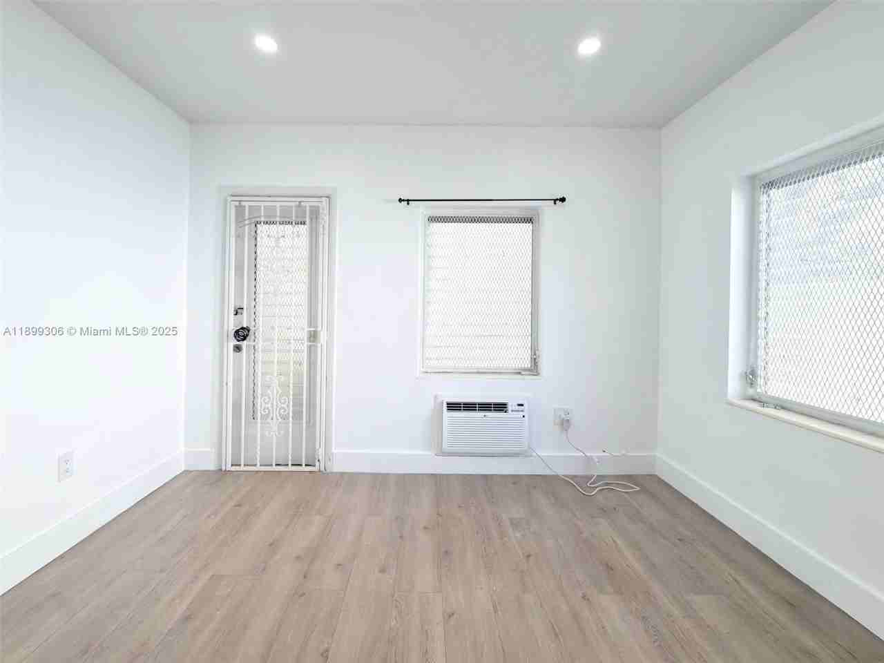 544 Michigan Ave #7 - Photo 6 of 17