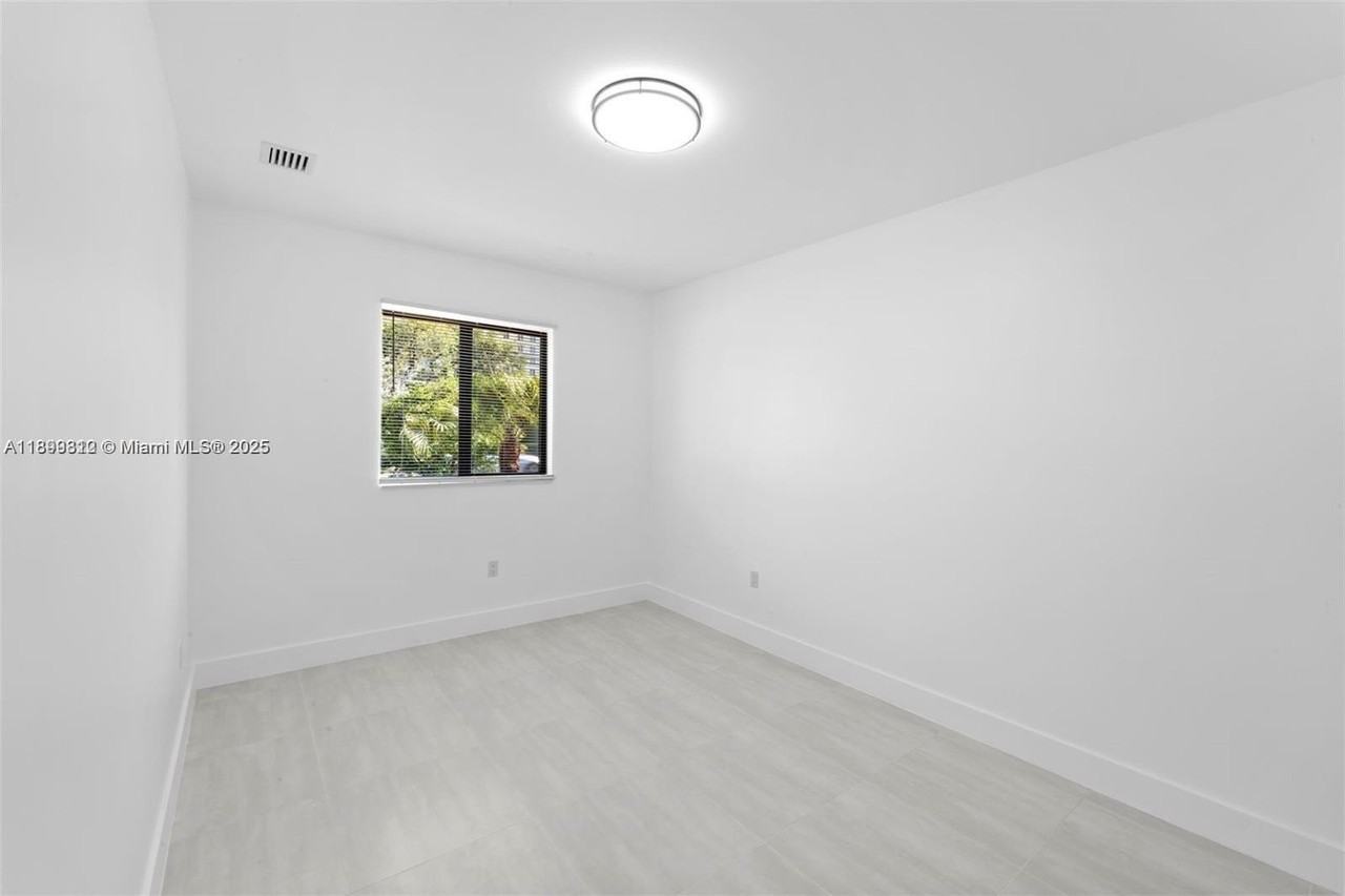 3710 Nw 13th Pl #1 - Photo 6 of 8