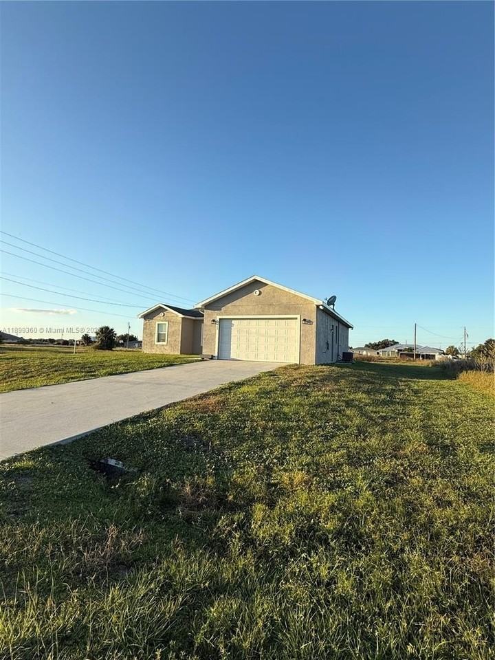 1025 Jupiter Loop - Photo 2 of 34