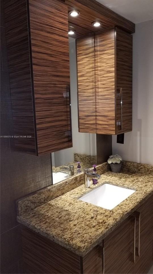 19390 Collins Ave #318 - Photo 7 of 18