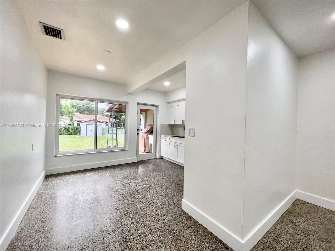 11020 Ne 10th Ave #1 - Photo 4 of 19