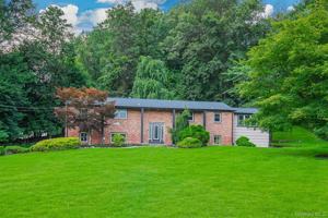 featured image of 7 Charlotte Dr