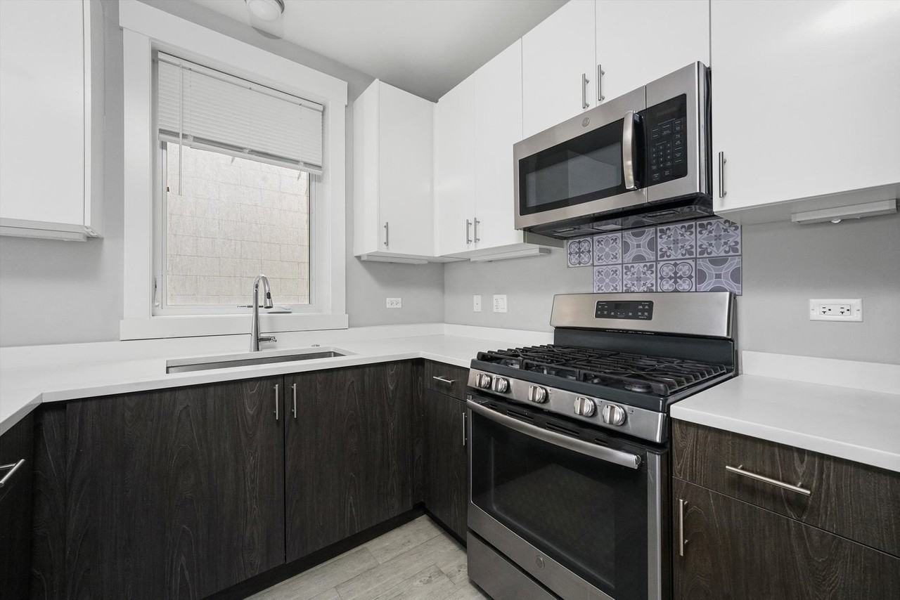 2529 W Congress Pkwy #1 - Photo 4 of 12