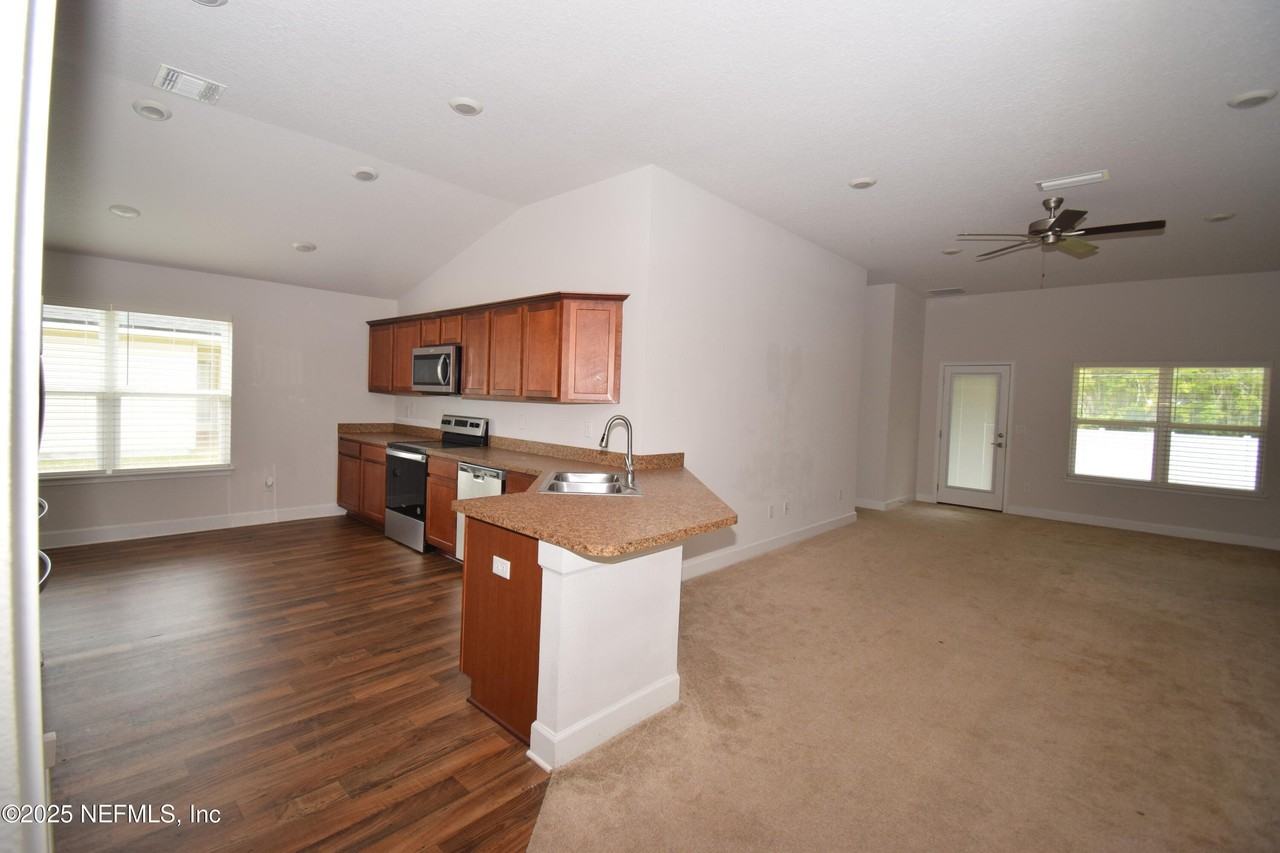 7285 Gateway Ct - Photo 7 of 12