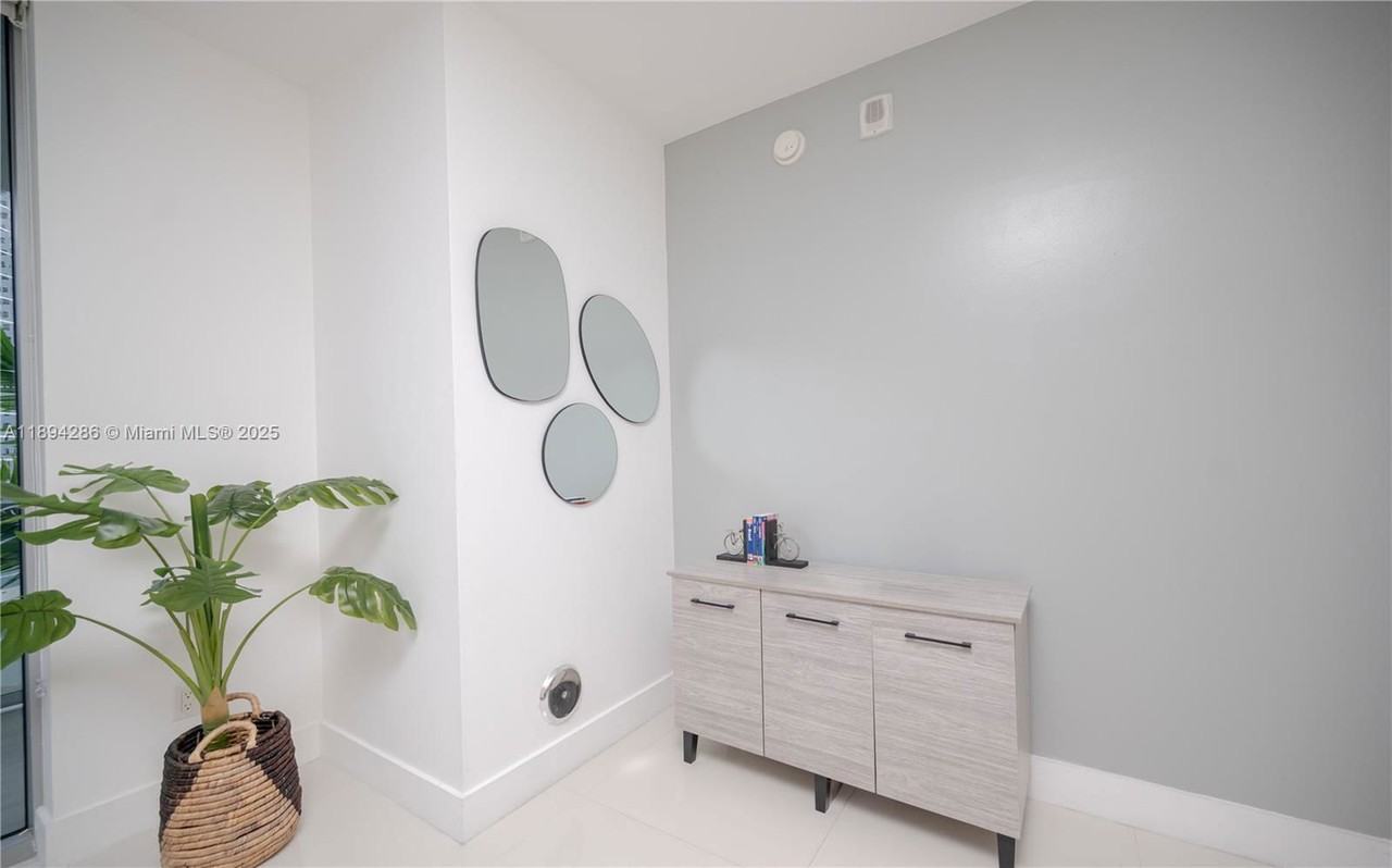 1300 Brickell Bay Dr #1601 - Photo 6 of 8