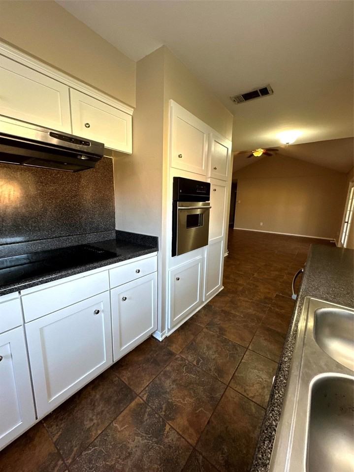 1520 Highland Dr - Photo 3 of 18