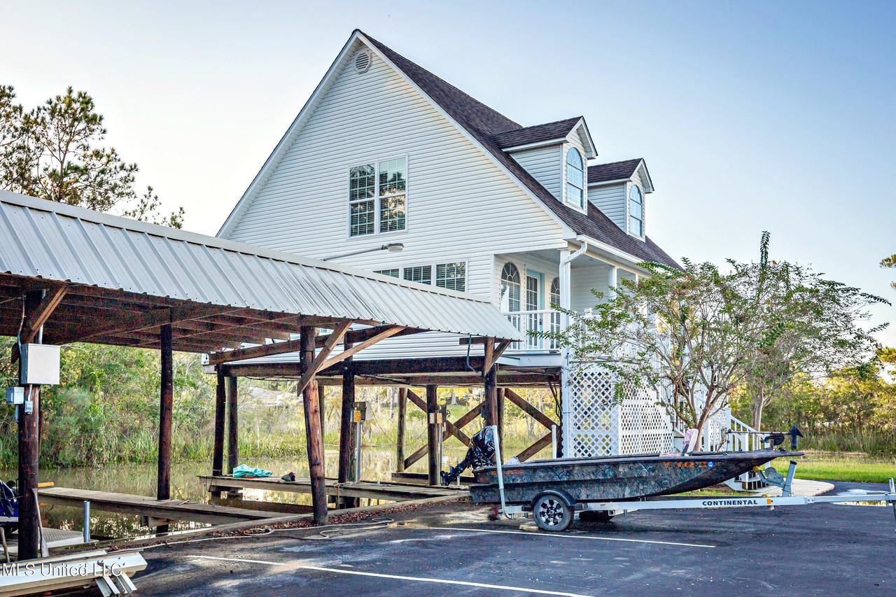 1102 Stanfield Point Rd - Photo 3 of 50