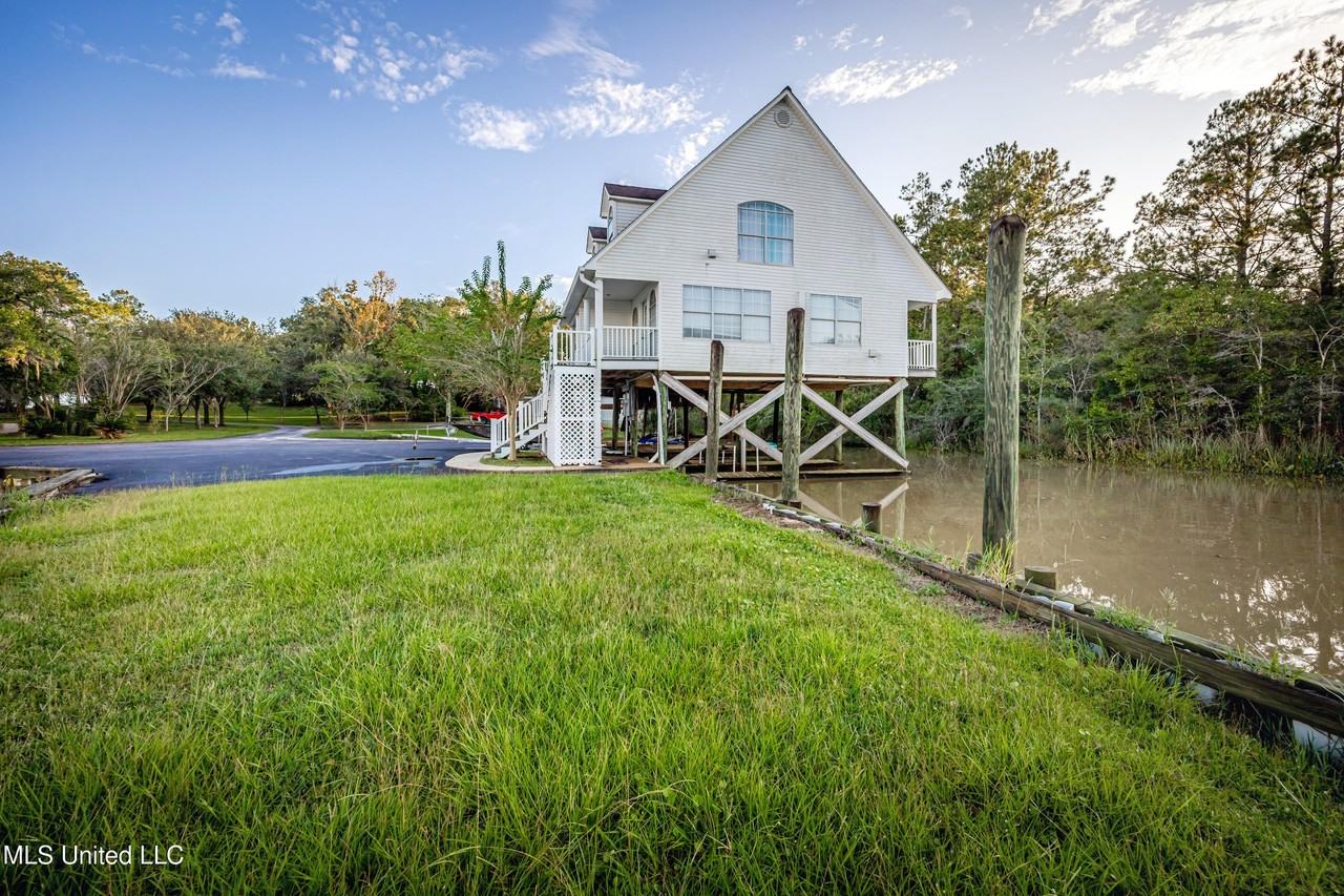 1102 Stanfield Point Rd - Photo 7 of 50