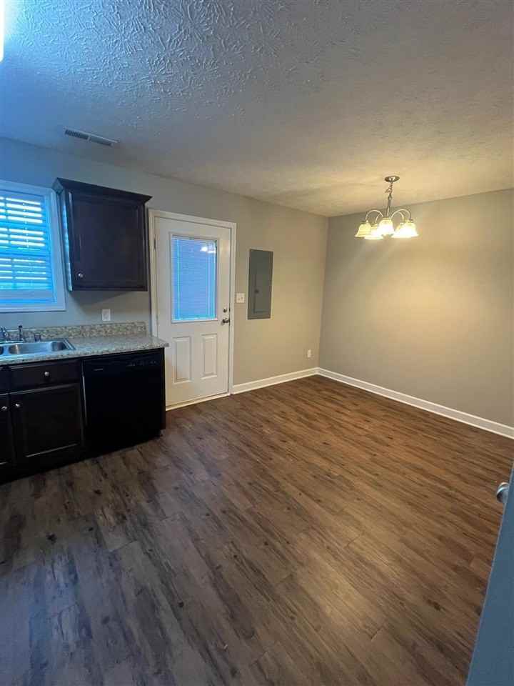 279 Audley Ave - Photo 4 of 12