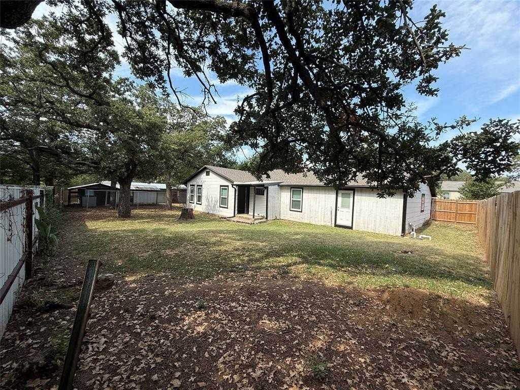 1005 Roberts St - Photo 2 of 29