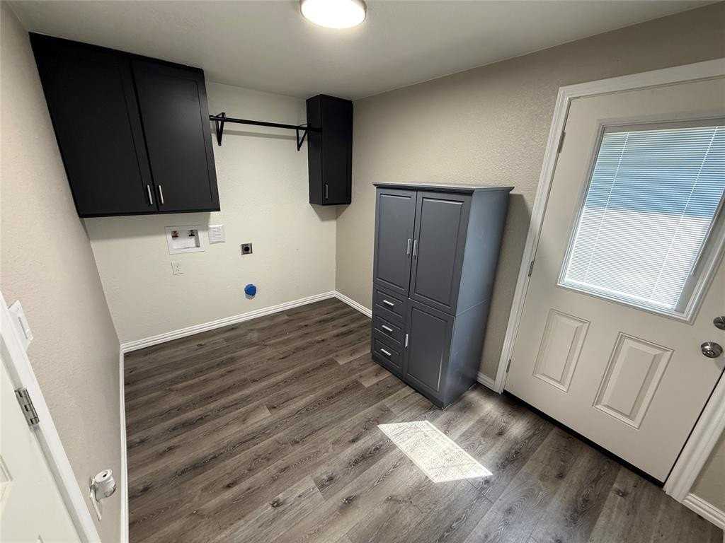 1005 Roberts St - Photo 3 of 29